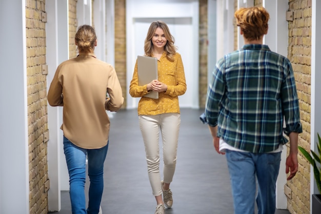 Dans le bureau. Réunion de collègues dans le couloir du centre d'affaires