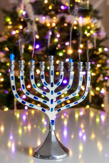 Photo dans le cadre des traditions de hanukkah, la menorah est allumée avec neuf bougies