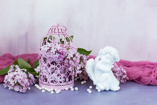 dans une cage décorative rose figurine lilas, perles et ange rose