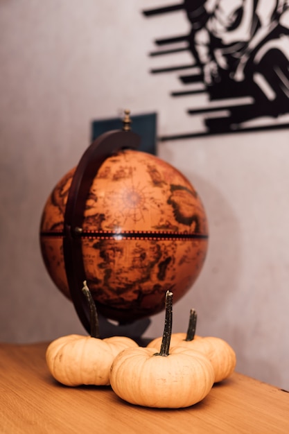 Photo dans la chambre un globe près de la citrouille