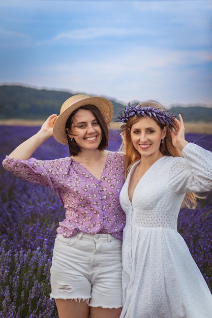 Dans un champ de lavande il y a un portrait de deux jeunes femmes