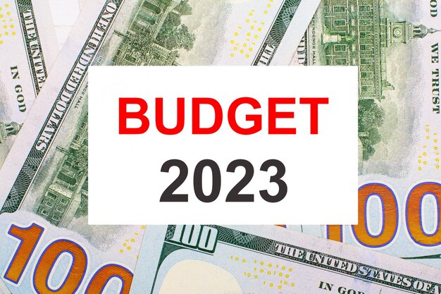 Dans le contexte des dollars américains une carte blanche avec le concept financier BUDGET 2023