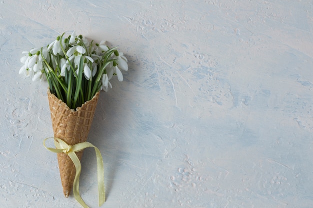 dans un cornet de gaufres pour la glace un bouquet de perce-neige