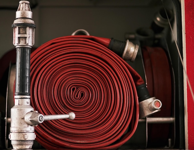 Dans les coulisses de la caserne des pompiers Photo recadrée d'un tuyau d'incendie enroulé