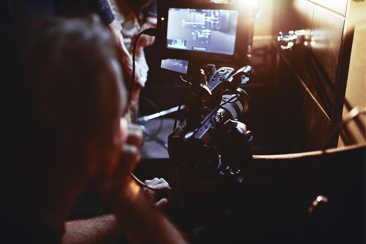 Photo dans les coulisses de la création de contenu vidéo, une équipe professionnelle de