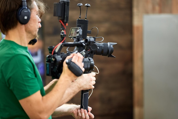 Dans les coulisses du tournage de films ou de produits vidéo et l'équipe de tournage de l'équipe de tournage sur le plateau dans le pavillon du studio de cinéma Video Production Concept