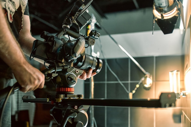 Dans les coulisses du tournage de films ou de produits vidéo et de l'équipe de tournage de l'équipe de tournage sur le plateau du pavillon du studio de cinéma.