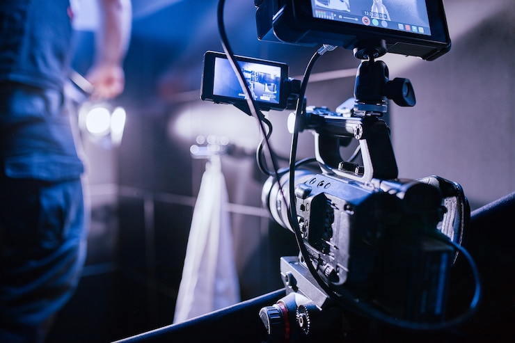 Photo dans les coulisses du tournage de films ou de produits vidéo et de l'équipe de tournage de l'équipe de tournage sur le plateau du pavillon du studio de cinéma.
