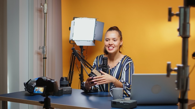 Dans les coulisses de l'enregistrement d'un vlogger jusqu'au didacticiel de la caméra sur les têtes fluides en studio professionnel. Influenceur créant du contenu Internet en ligne sur l'équipement vidéo pour les abonnés Web et la distribution, di