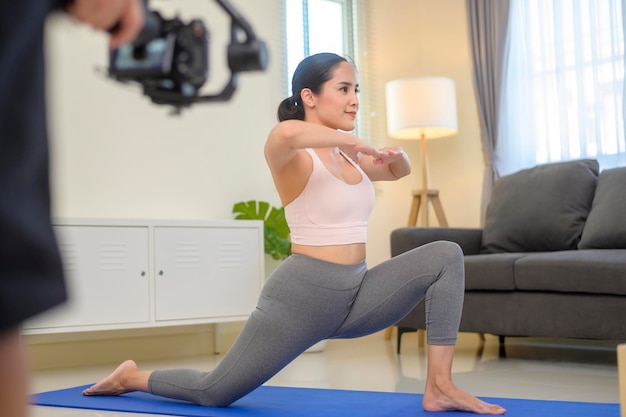 Dans les coulisses de Fit young woman doing yoga et méditation à la maison