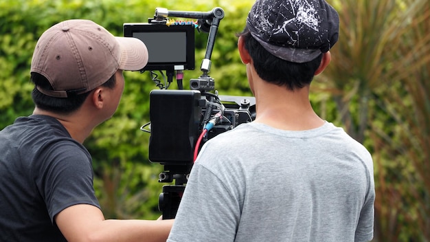Dans les coulisses de la production vdo ou du tournage vidéo à l'extérieur avec l'équipe de tournage et le réalisateur.