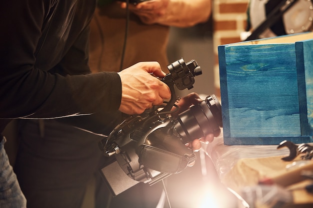 Dans les coulisses de la production vidéo ou du tournage vidéo, Grain de film, mise au point sélective, éclairage spécial