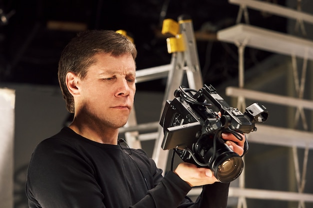 Dans les coulisses de la production vidéo ou du tournage vidéo, Grain de film, mise au point sélective, éclairage spécial