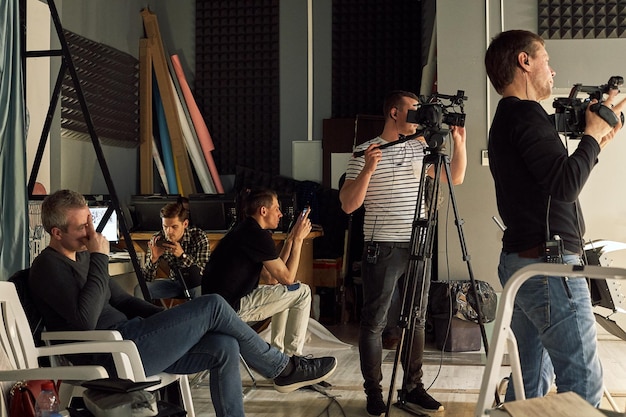 Dans les coulisses de la production vidéo ou du tournage vidéo, le grain de film se concentre sélectivement sur le spécial.