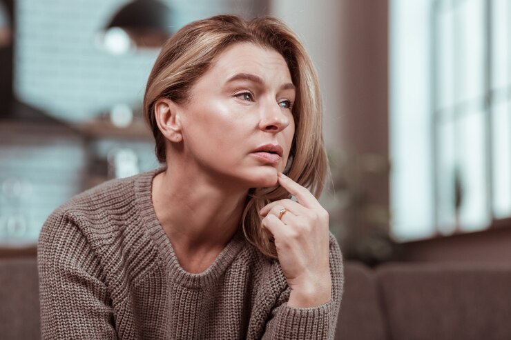 Photo dans le désespoir. femme mature aux cheveux blonds déprimée se sentant désespérée après s'être battue avec son mari