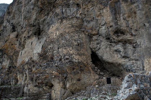 Dans la fenêtre de l'ancienne forteresse profitant du panorama