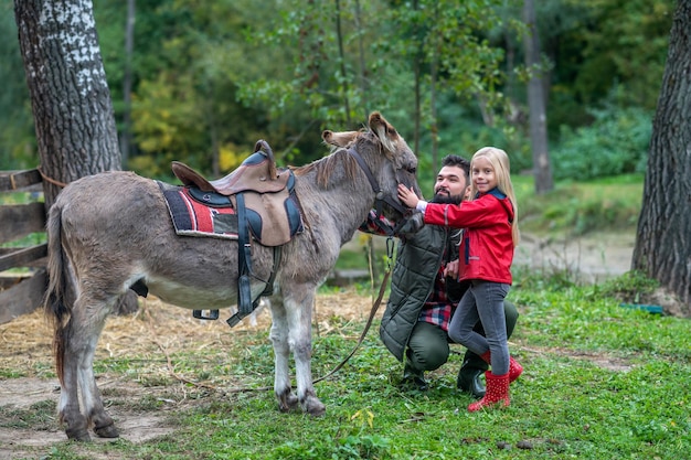 Dans une ferme. Papa et sa fille passent du temps à la ferme