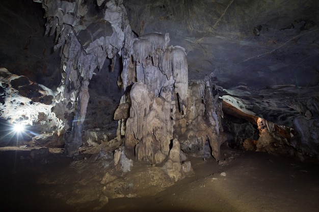 Dans la grotte, dans la nature, personne avec des stalagmites et des stalactites en Thaïlande.