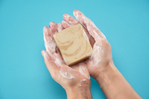 Photo dans les mains des femmes savon artisanal mains en mousse