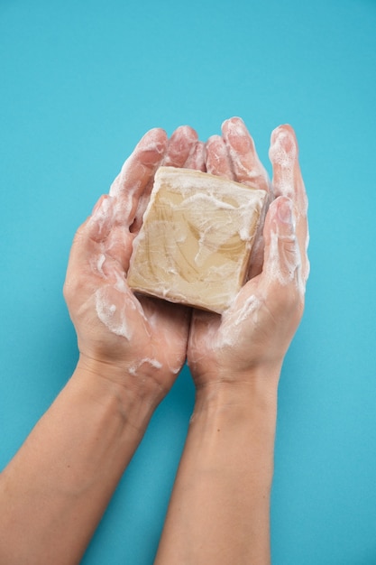 Photo dans les mains des femmes savon artisanal mains en mousse