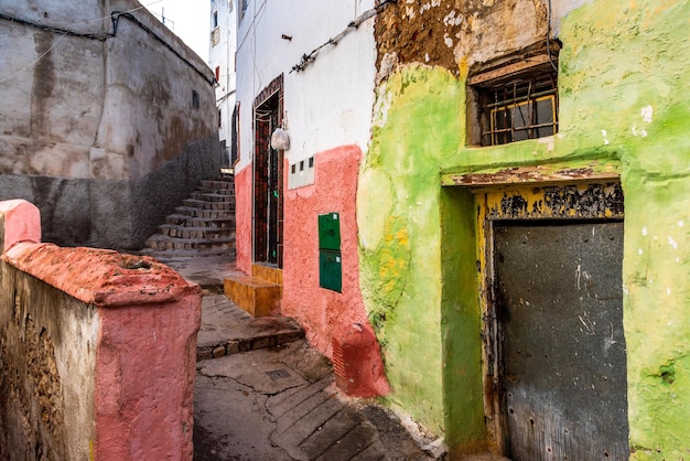 Dans la médina de Tétouan au Maroc Les murs peints de couleurs vives rose rouge et vert de la médina