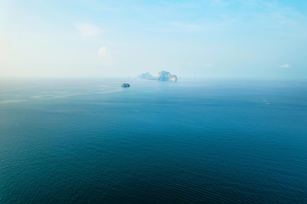 Dans la mer bleue d'en haut