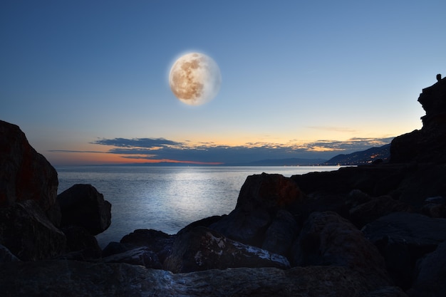 Photo dans la mer bleue de la ligurie au clair de lune incroyable