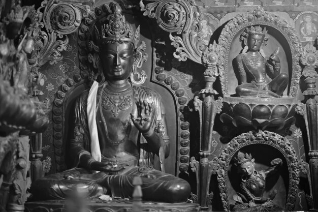 dans un monastère bouddhiste au Tibet