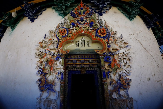 dans un monastère bouddhiste au Tibet