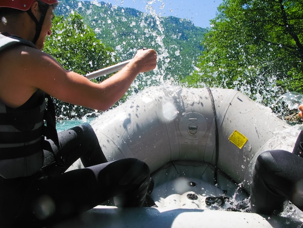 Dans Le Nord Du Monténégro A Passé Des Compétitions De Rafting. Le Concours A Réuni Des Représentants De Différents Pays.