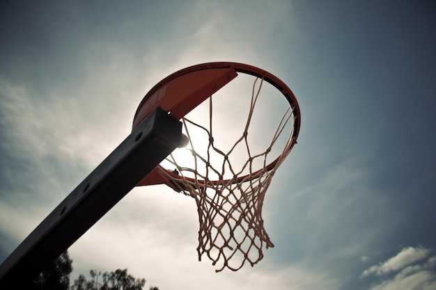 Dans un panier de basket, le ballon traverse le filet.