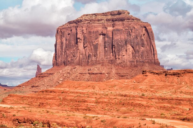 Photo dans le parc tribal navajo de la vallée du monument dans l'utah, en arizona, aux états-unis.