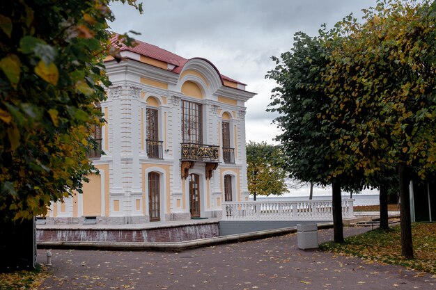 Dans le parc de la ville de Pertergof, Saint-Pétersbourg, Russie