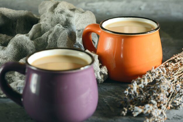 Dans une petite tasse orange, café au lait.