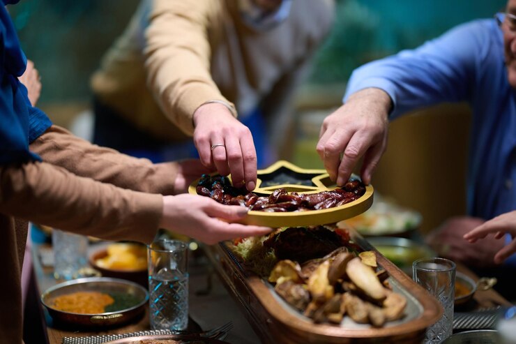 Photo dans ce portrait moderne, une famille islamique européenne participe à la tradition de briser
