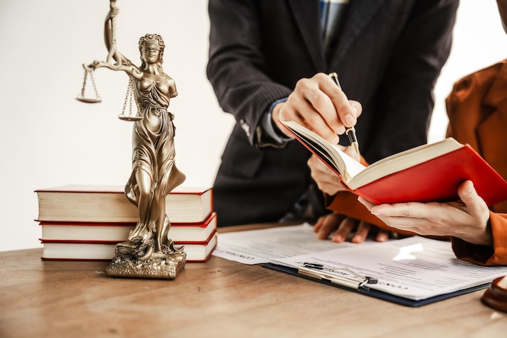 Photo dans les procédures judiciaires, l'aide et l'inspection font partie intégrante. les avocats fournissent des conseils et des examens pour assurer le respect des lois et un jugement équitable facilite la poursuite de la justice et la responsabilité.