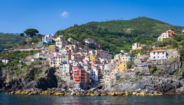 Dans la région des Cinque Terre, Rio Maggiore est l'une des plus belles villes en raison de la forme en V de l'élimination des maisons rurales