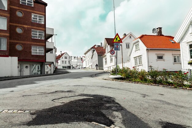 dans une rue de Stavanger avec des maisons blanches