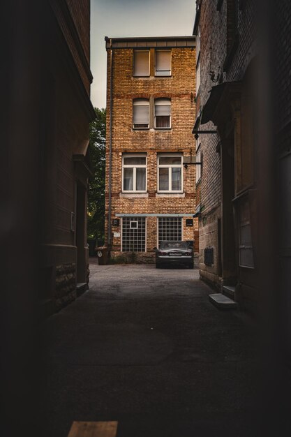 Photo dans une ruelle sombre.