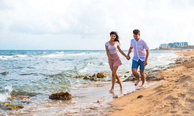 Dans la Saint Valentin Jeune couple à l&#39;extérieur en cours d&#39;exécution rapide