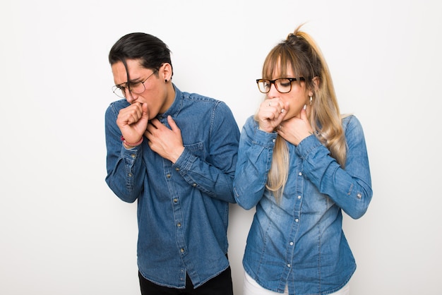 Dans la Saint Valentin Un jeune couple avec des lunettes souffre de toux et se sent mal