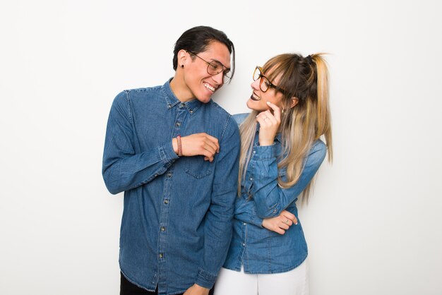 Dans la Saint Valentin Jeune couple avec des lunettes souriant avec une douce expression