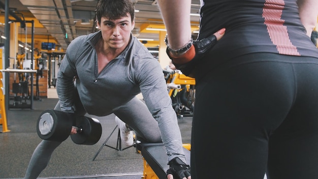 Dans la salle de gym homme athlète soulevant des haltères