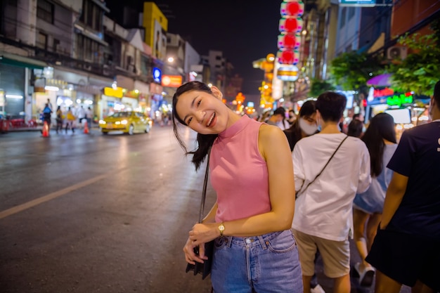 Dans la soirée, des touristes thaï-chinois se promènent et dégustent de la nourriture de rue à Yaowarat Road, Chinatown, Bangkok et dégustent une délicieuse cuisine de rue. Il y a des fruits de mer, des desserts, des pad thaï, des nouilles
