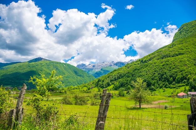 Dans une vallée pittoresque parmi les montagnes, il y a un petit village.