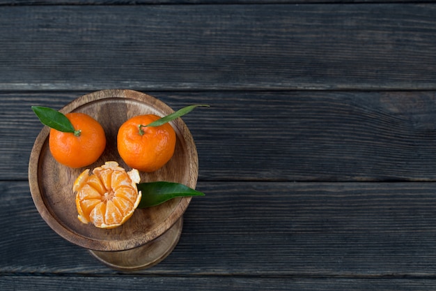 dans un vase en bois mandarines et espace libre pour le texte