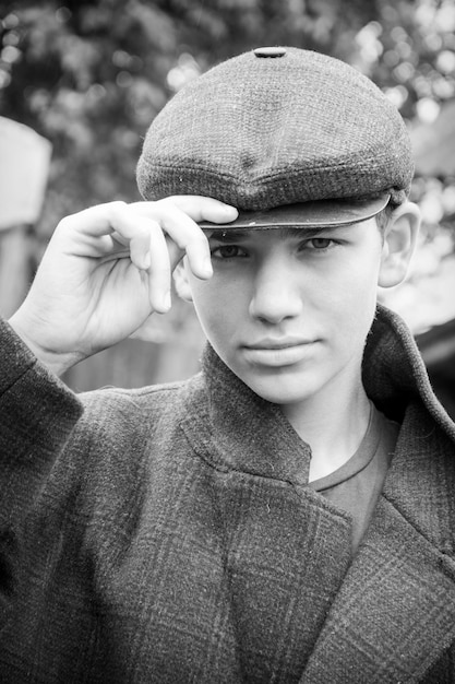 Dans le village un jour de pluie un beau mec avec une casquette et un manteau