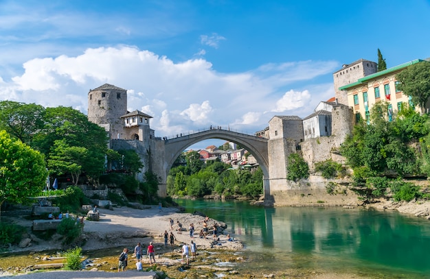 Dans la ville de Mostar, il y a un ancien pont pour les piétons.