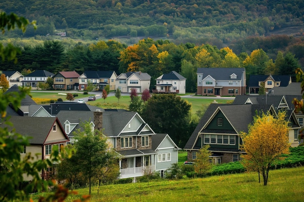 Dans une vue aérienne d'une petite ville américaine avec des maisons, des routes et des générateurs