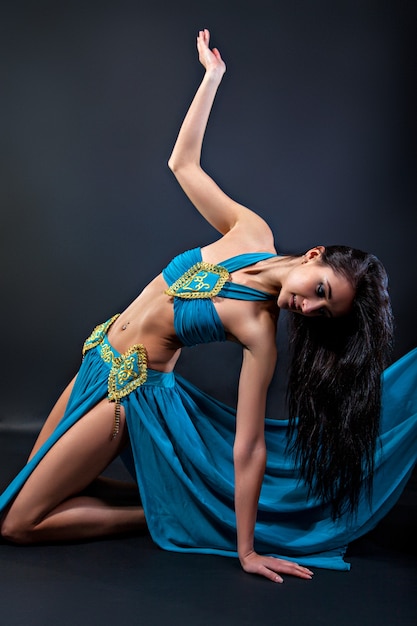 Danse arabe interprétée par une belle brune en costume blau